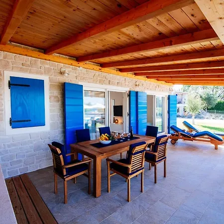 Cavatul Villa *