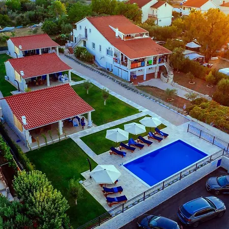 Cavatul Villa