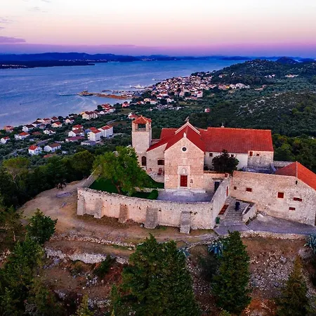 Cavatul Villa *